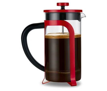 Egy piros dugattyús kávéfőző (800 ml, 6 csésze) egy fehér felületen.