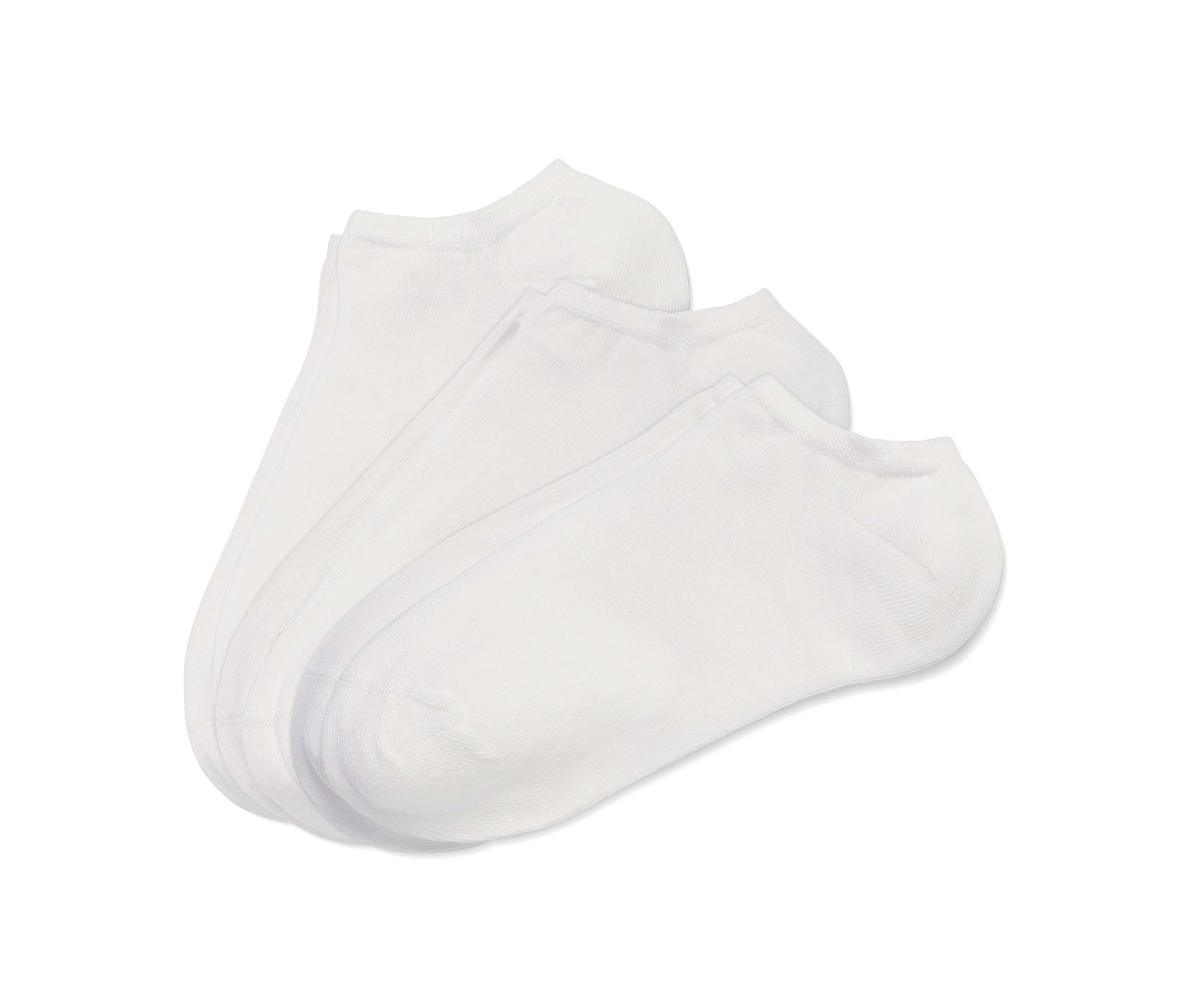 Három pár fehér bokazokni egymáson.