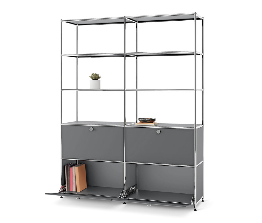 Szürke »CN3« magas fémpolc 4 lenyíló ajtós rekesszel, melyből az egyik nyitva van, könyveket mutatva.