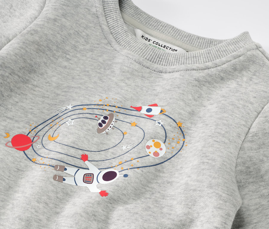 Egy kisgyerek szabadidőfelső részlete űrmintával.