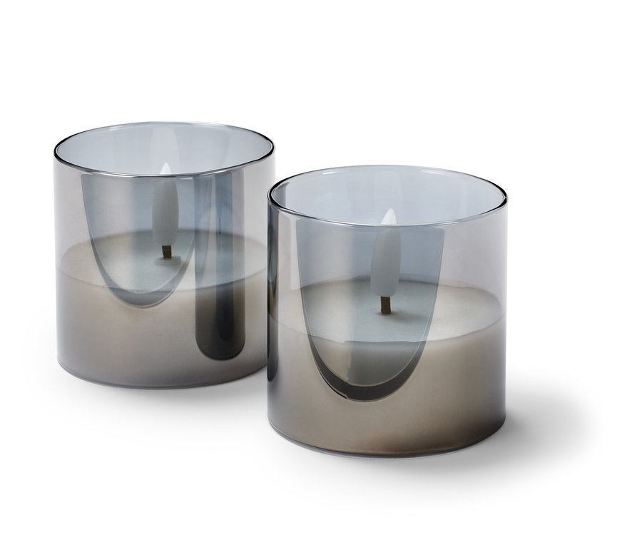 Két kis LED-es valódi viaszgyertya üvegtartóban.