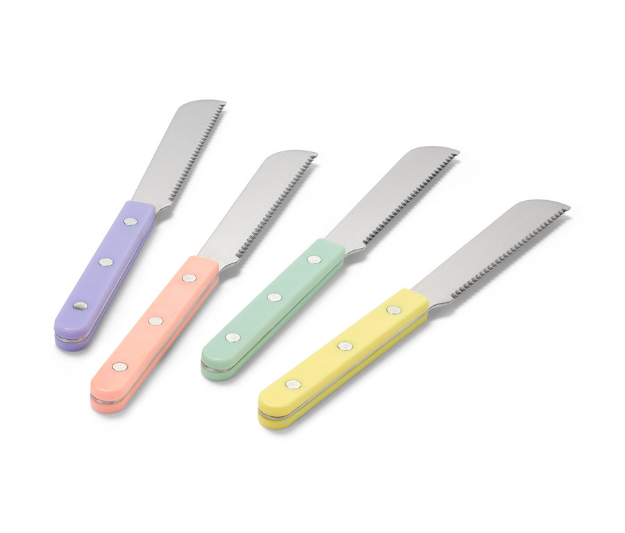 Négy reggelizőkés színes nyéllel, lila, barack, zöld és sárga színben, fehér felületen.