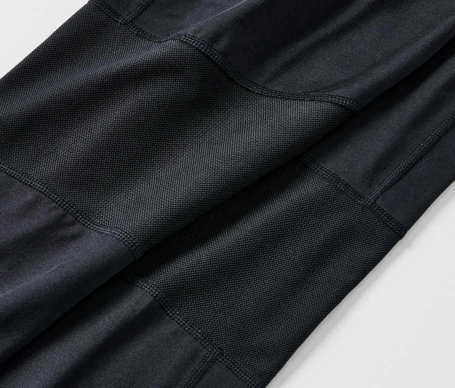 Fekete férfi futónadrág közelről.