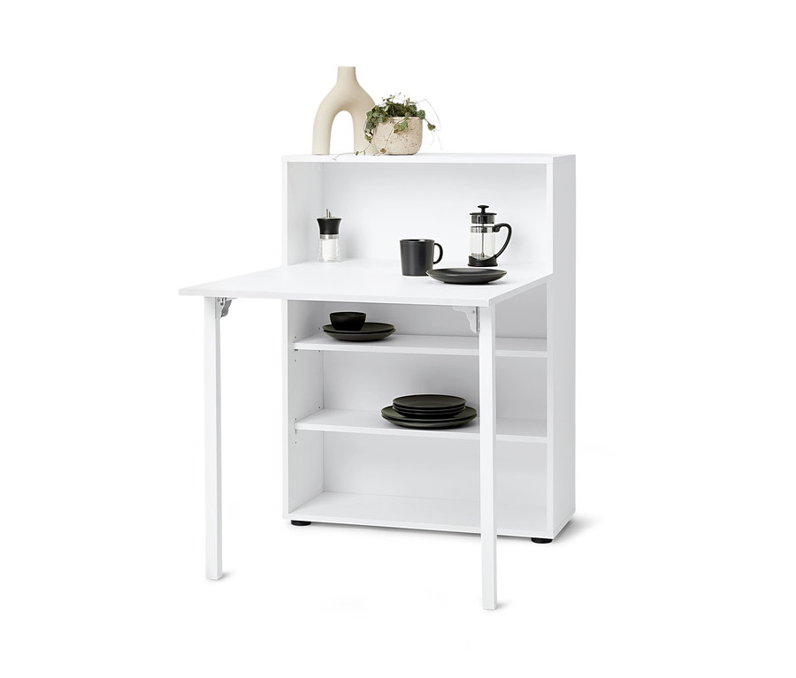 Fehér polc lehajtható asztallal, rajta csésze, tányér, french press és fűszertartó. A felső polcon váza és virág található.