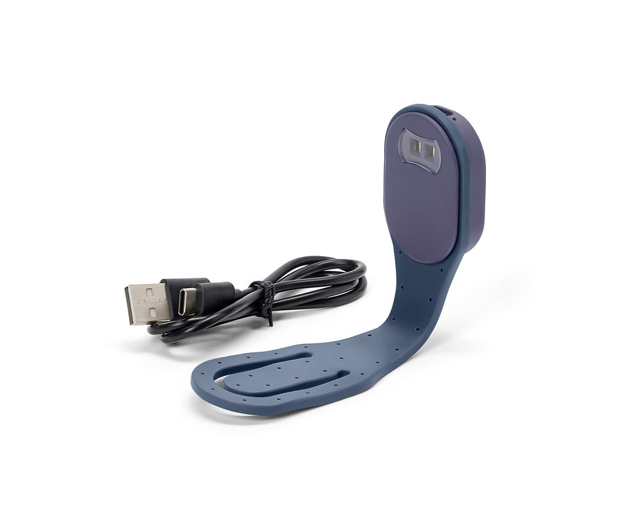 Egy kék mini LED olvasólámpa akkumulátorral és töltőkábellel fehér háttéren.