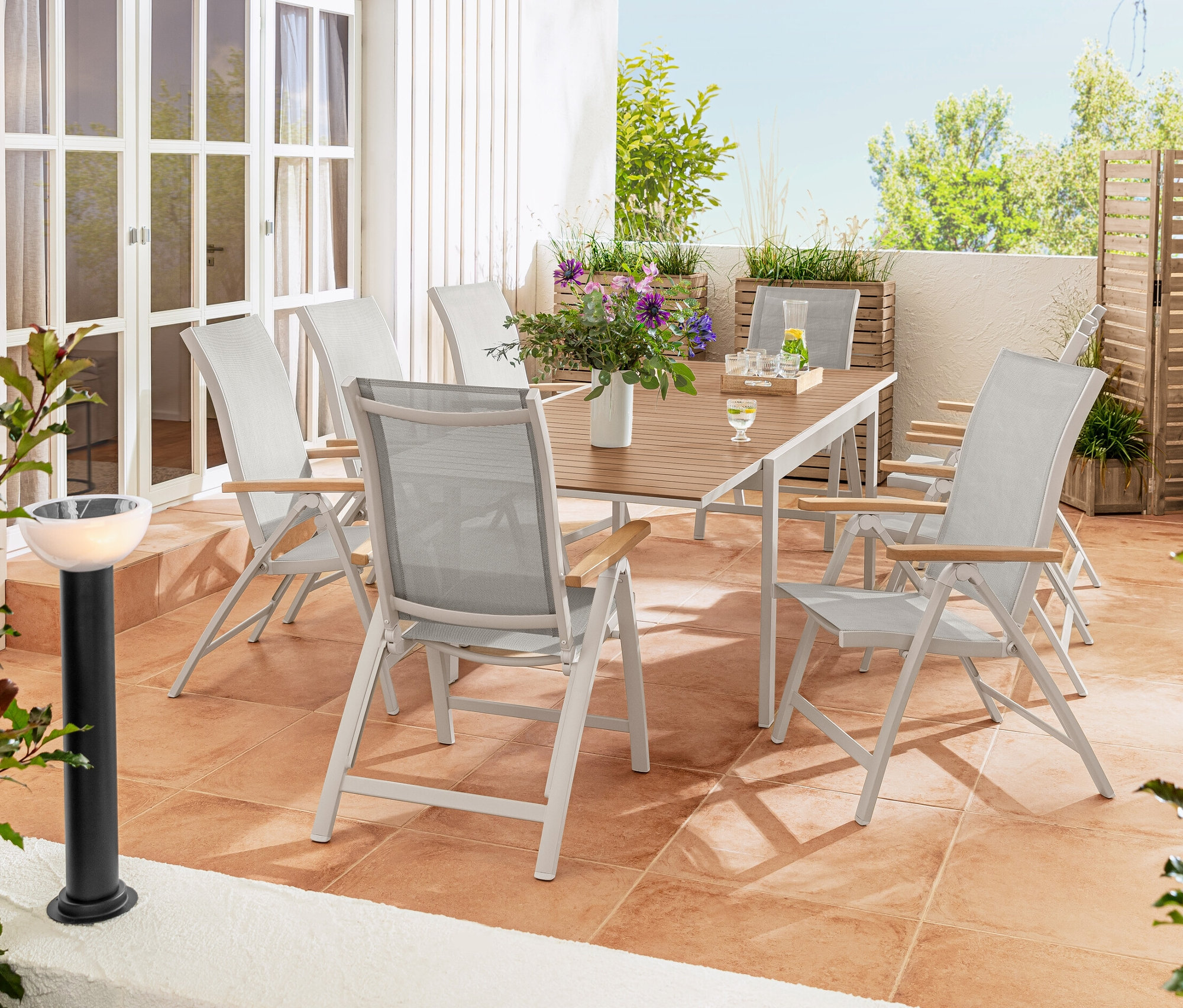 Terasz »Liska« kihúzható asztallal, »Liska« székekkel, »Tinus« paravánnal és napelemes lámpákkal.