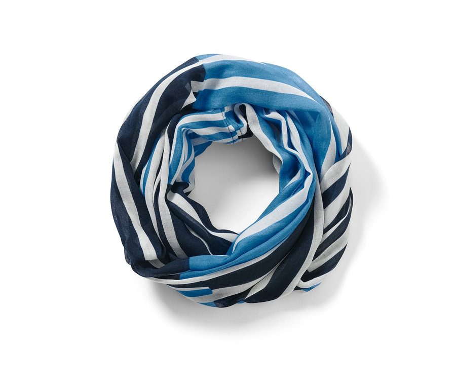 Kék, sötétkék és fehér csíkos csősál részletgazdag képe.