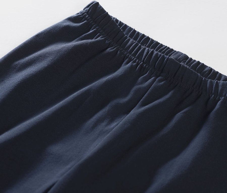 Közelkép egy női pizsama leggingsről.