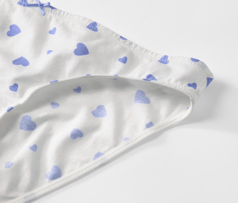 Egy fehér, szívecskés női alsó részletének fényképe.