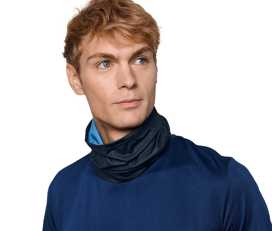 Szőke hajú férfi sötétkék/kék unisex multifunkcionális kendőt visel.