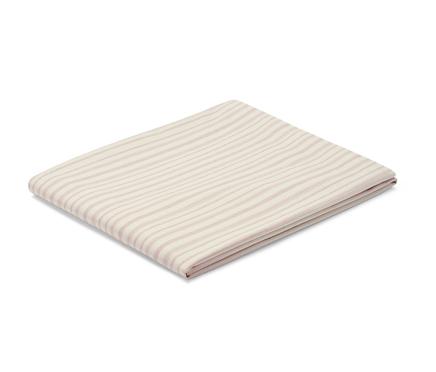 Összehajtott, krémszínű és rózsaszín csíkos asztalterítő.