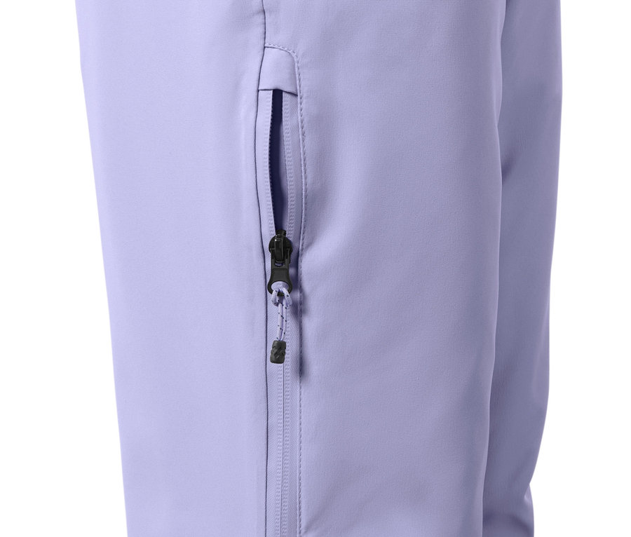 Egy lila sí- és snowboard nadrág részlete, nyitott zseb cipzárral.