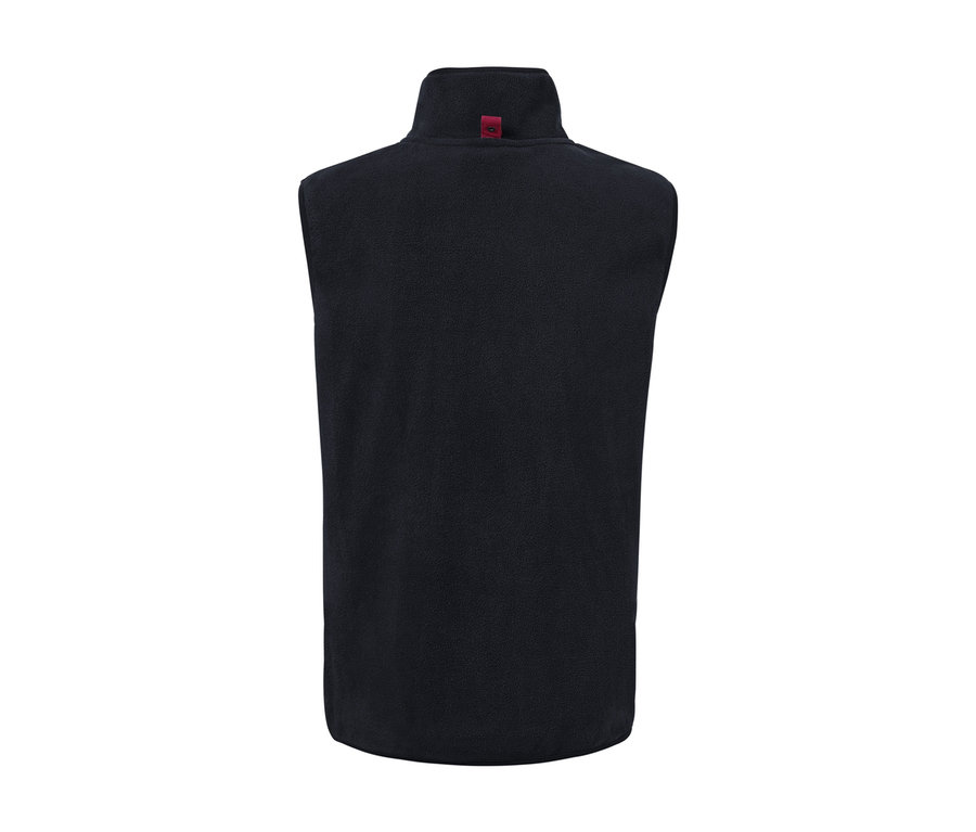 Egy férfi piros, 3 az 1-ben túrakabát hátulnézetének részlete.