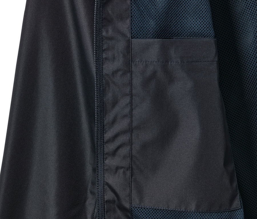 Egy sötétkék, uniszex esőkabát részlete zsebbel és cipzárral.