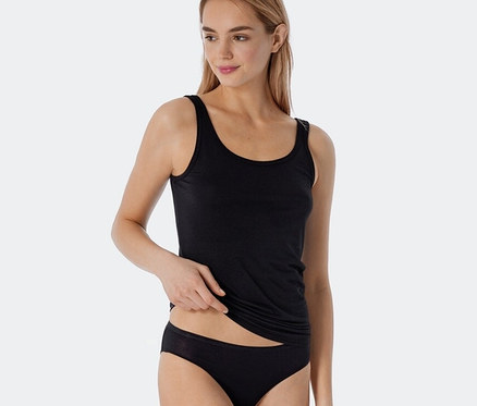 Nő visel egy fekete, csíkos SCHIESSER modál trikót.