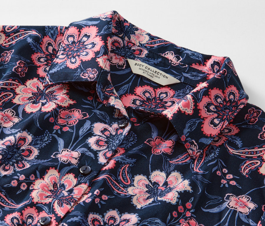 Virágmintás, gombos női szövött pizsama részlete.