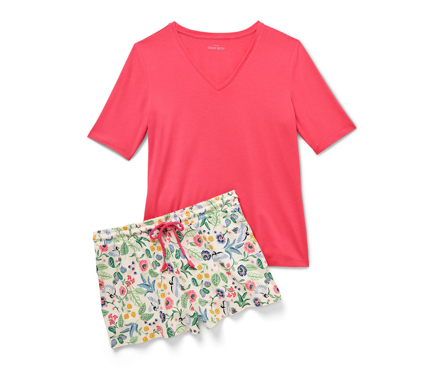 Egy virágos/korall színű női rövidnadrágos pizsama szett, amely egy korall színű rövid ujjú felsőből és egy virágmintás rövidnadrágból áll.