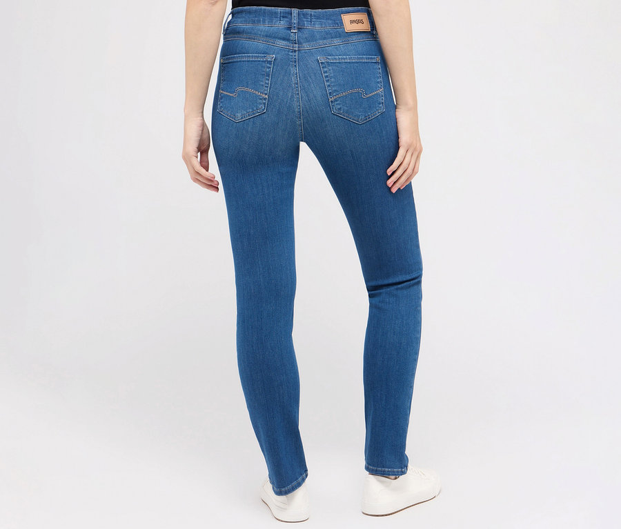Hátulnézet egy nőről, aki Angels »Cici« slim fit, középkék farmert és fehér cipőt visel.