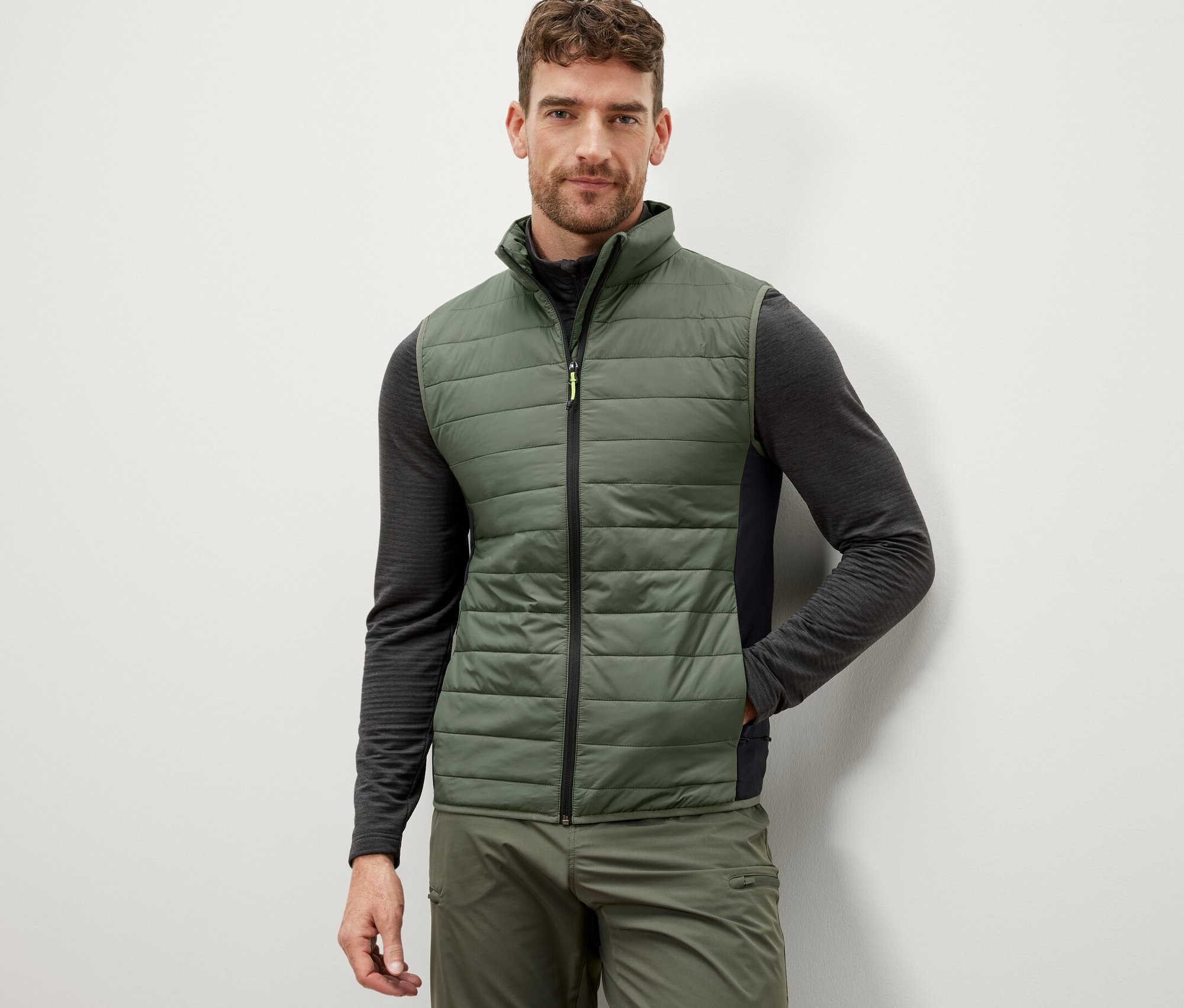 Férfi visel egy »pack light« steppelt mellényt.