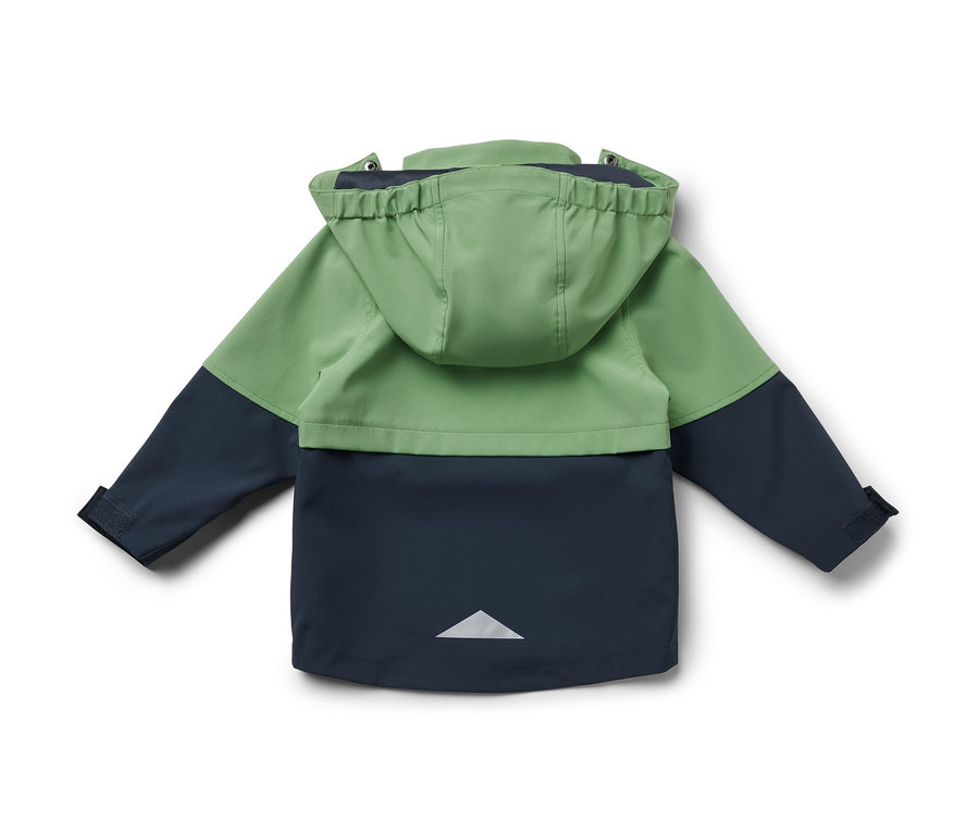 Egy zöld és sötétkék színű kisgyerek softshell dzseki hátulnézete.