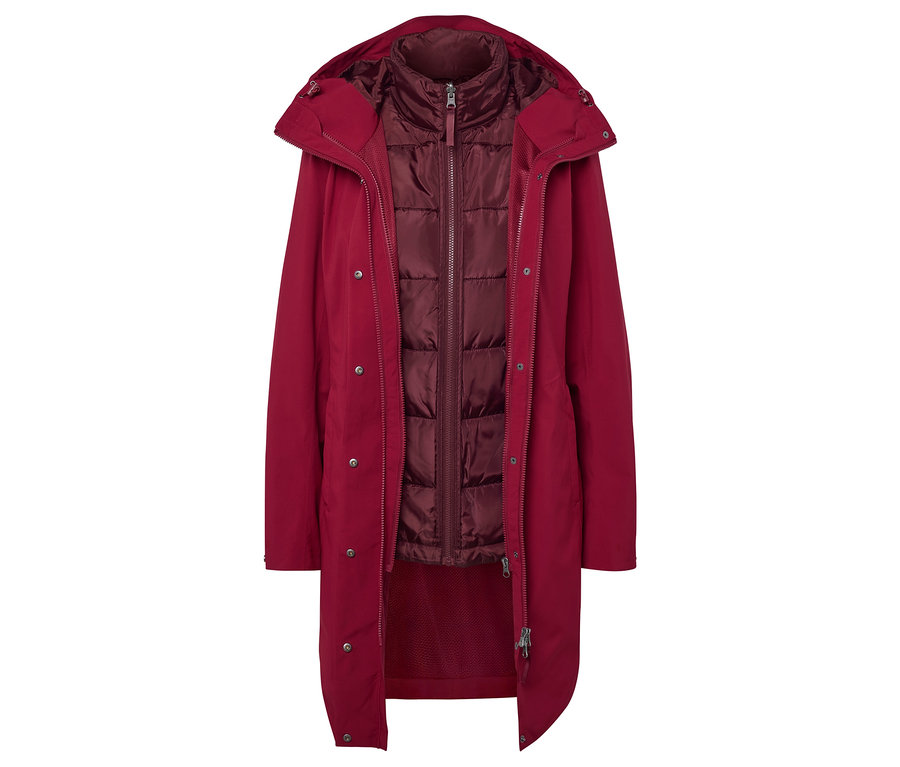 Nyitott, piros színű kabát kapucnival és steppelt mellénnyel.