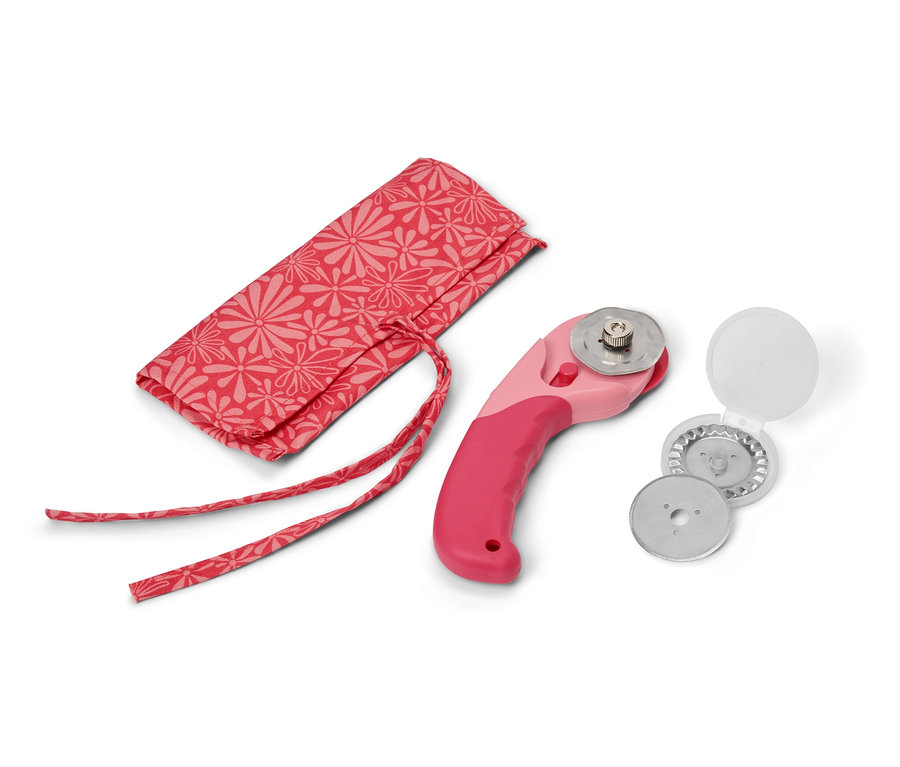 Egy szövet körkés egy tok és tartalék pengék mellett.