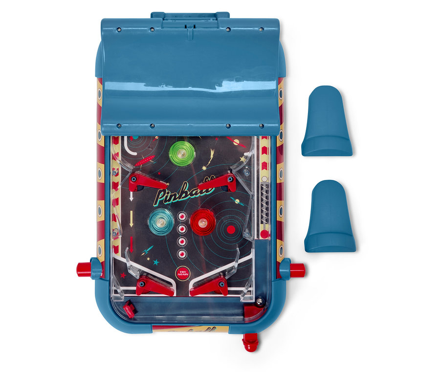 Egy kék flippergép részlete piros elemekkel és két kék burkolattal.