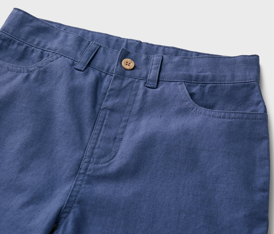 Kék gyerek rövidnadrág gombbal.