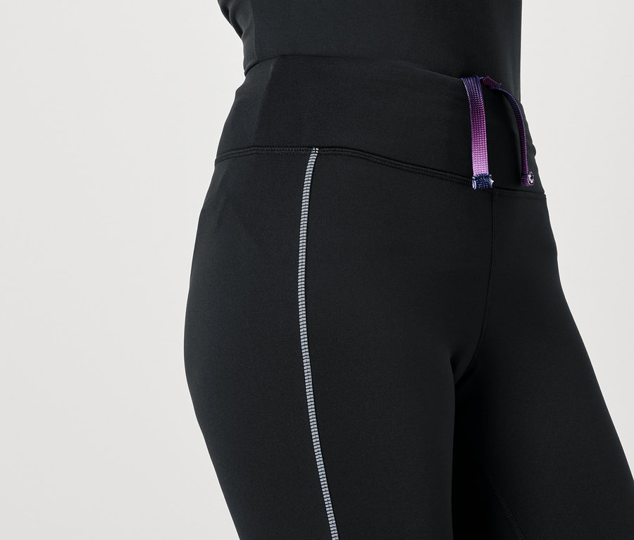 Fekete leggings lila-rózsaszín húzózsinórral a derékrészen.