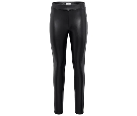 Fekete műbőr leggings fehér háttérrel.