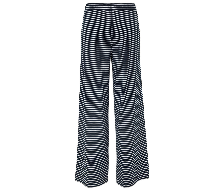 Csíkos, bő szárú nadrág sötétkék és fehér vízszintes csíkokkal.