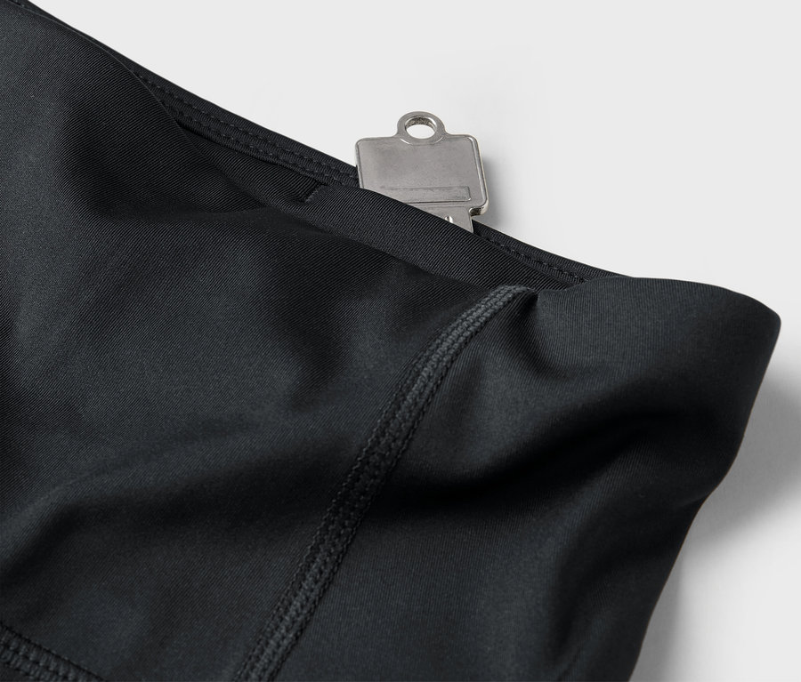 Fekete leggings közelképe kulccsal a zsebben.