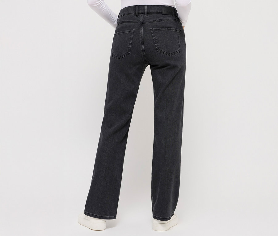 Hátulnézet egy nőről, aki sötétszürke Angels denim »Lara« straight fit farmert és fehér tornacipőt visel.