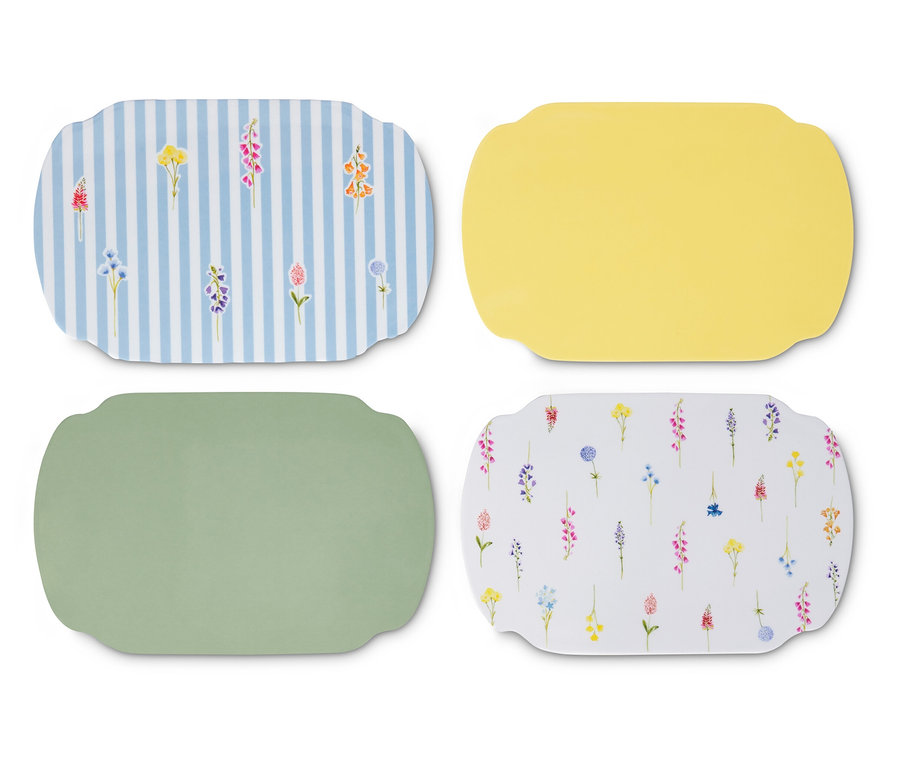 Négy különböző mintázatú tányéralátét: virágok csíkokon, sárga, zöld és virágok fehér alapon.