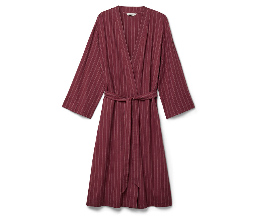 Bordó színű, fehér csíkos köntös övvel.