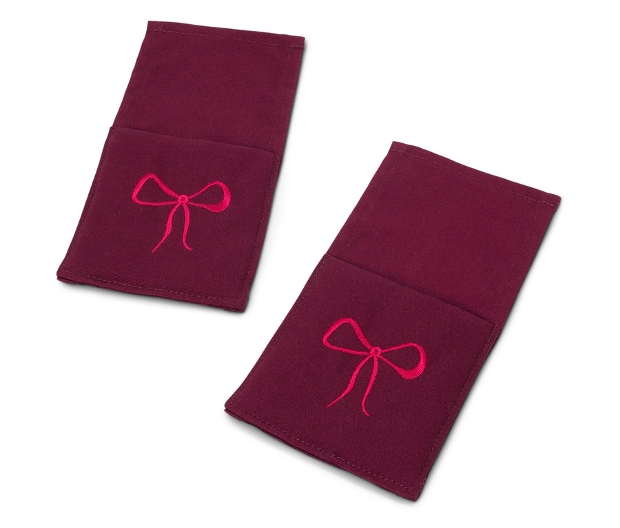 Két bordó szemüvegtartó rózsaszín masni hímzéssel.