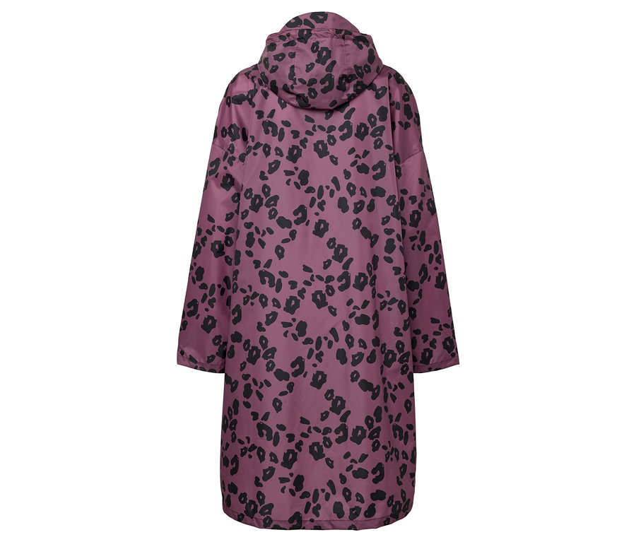 Lila kabát fekete leopárdmintával hátulról.