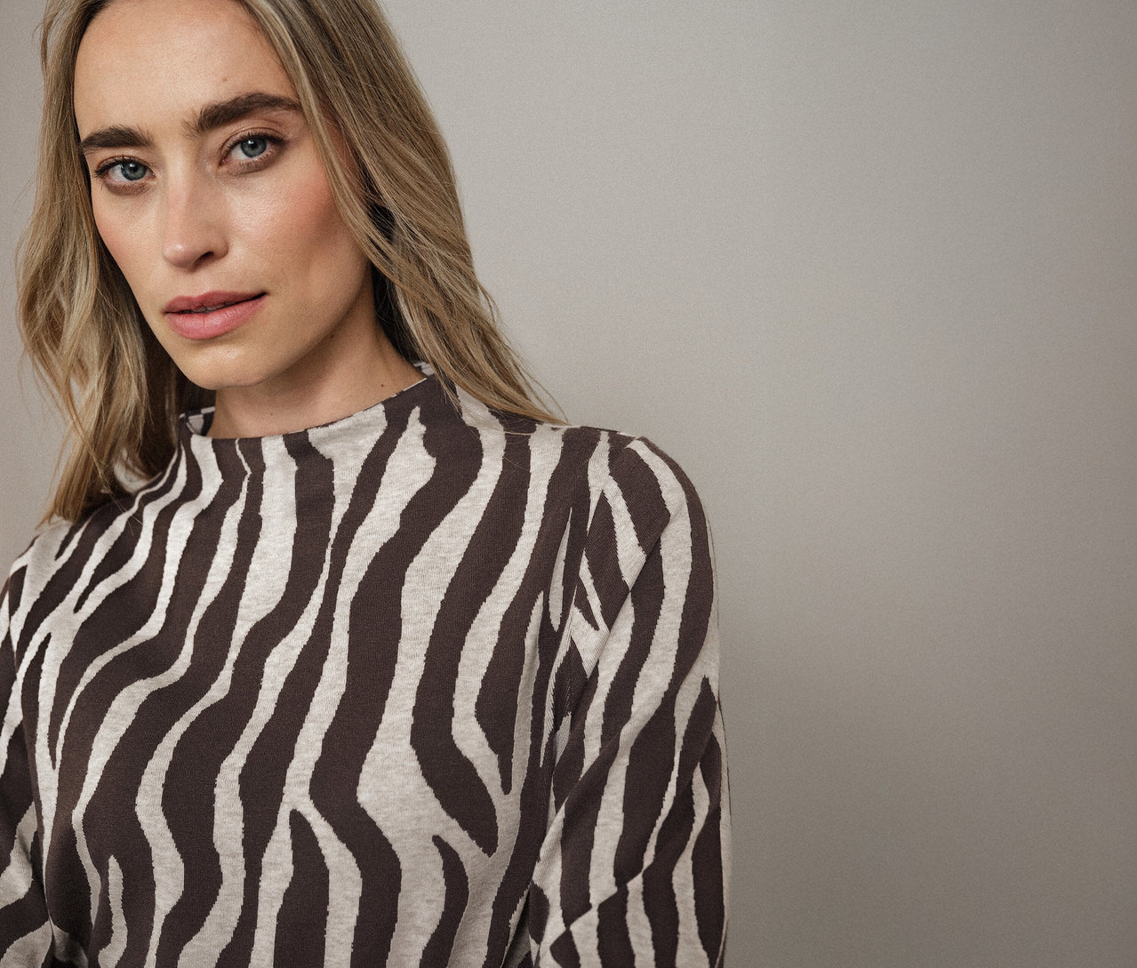 Nő visel egy zebra mintás Street One jacquard pólót.