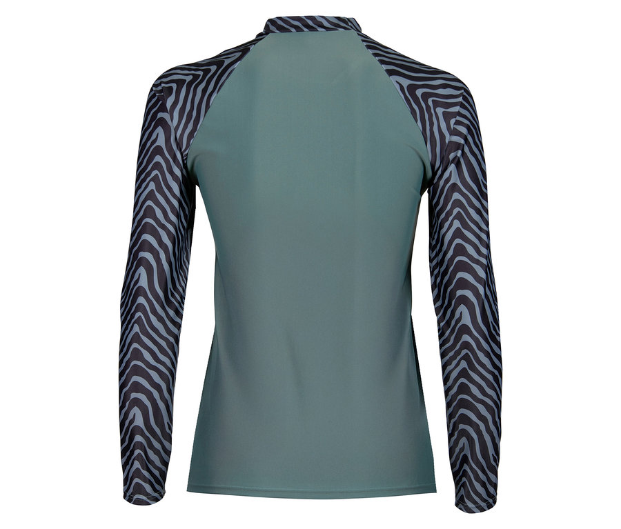 Hátulnézet egy hosszú ujjú, testhezálló felsőről zebracsíkos mintával.