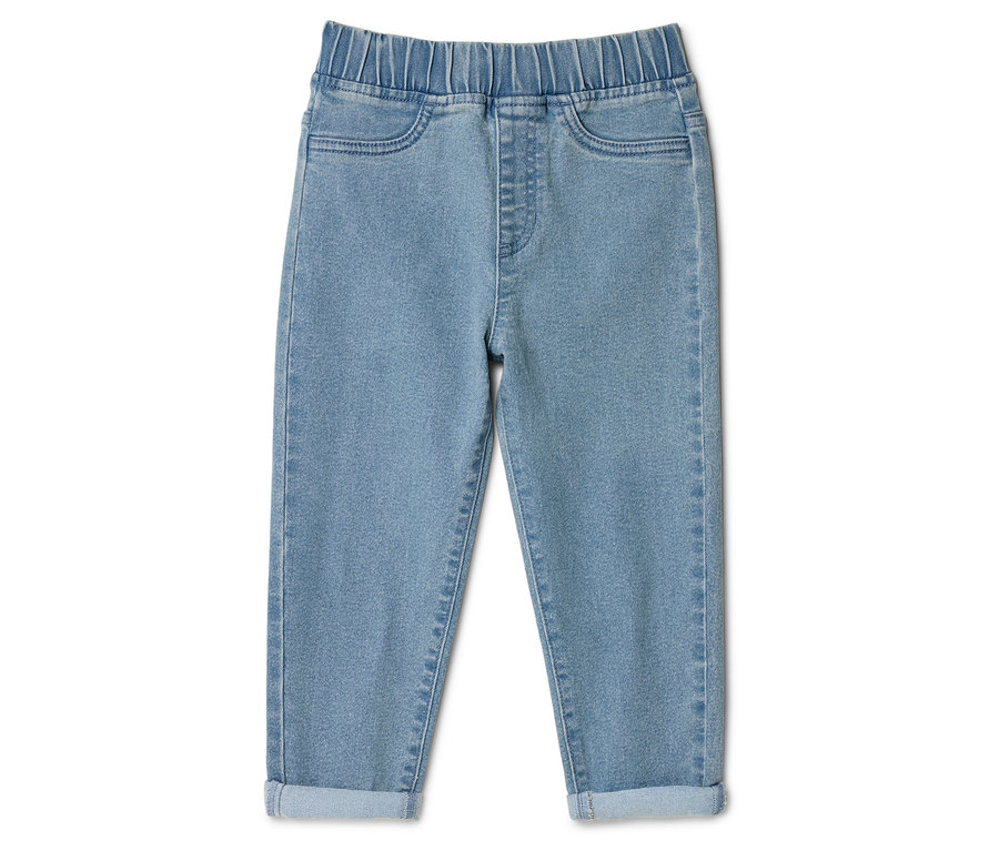 Világos farmer elasztikus derékpánttal és felhajtott szárral, fehér háttéren fekve.