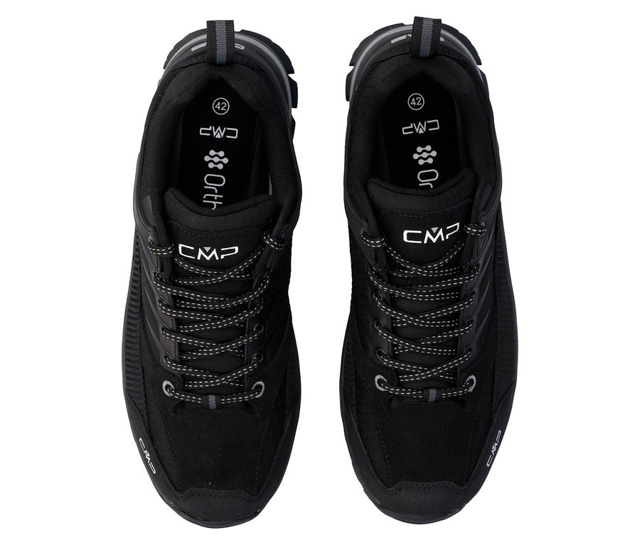 Felülnézet egy pár fekete CMP túracipőre fűzővel.
