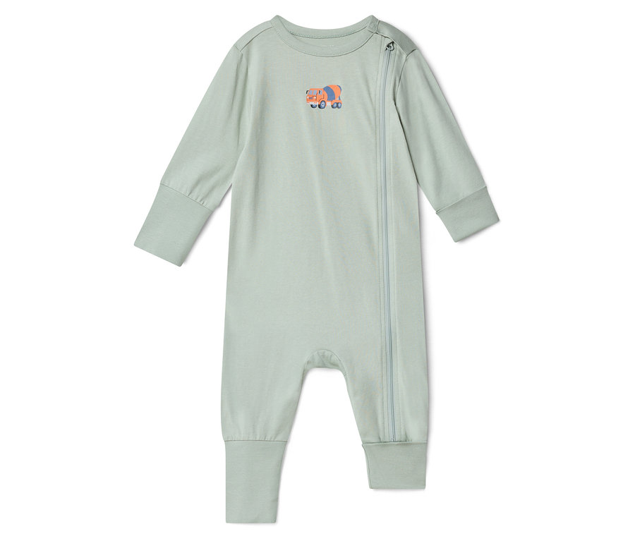 Egy világoszöld, hosszú ujjú baba rugdalózó, oldalán cipzárral. A mellkasán egy narancssárga betonkeverő kis ábrája látható.