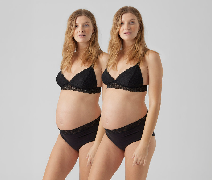 Két terhes nő fekete 2 db MAMALICIOUS kismama magasderekú alsót és fekete csipkés melltartót visel.