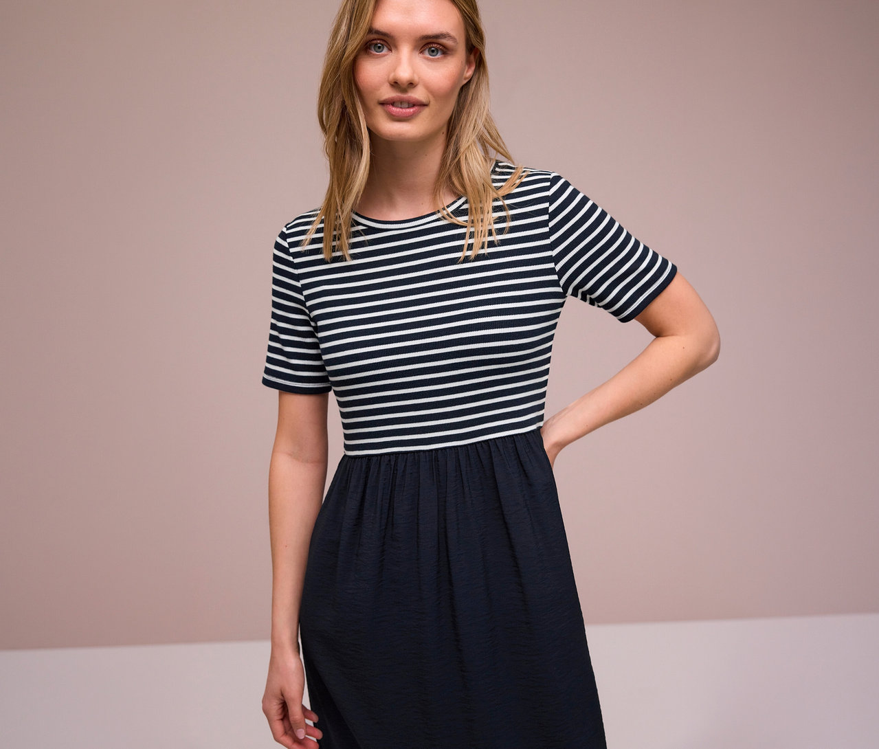 Nő csíkos Street One ruhában, rövid ujjakkal és sötét szoknyával.