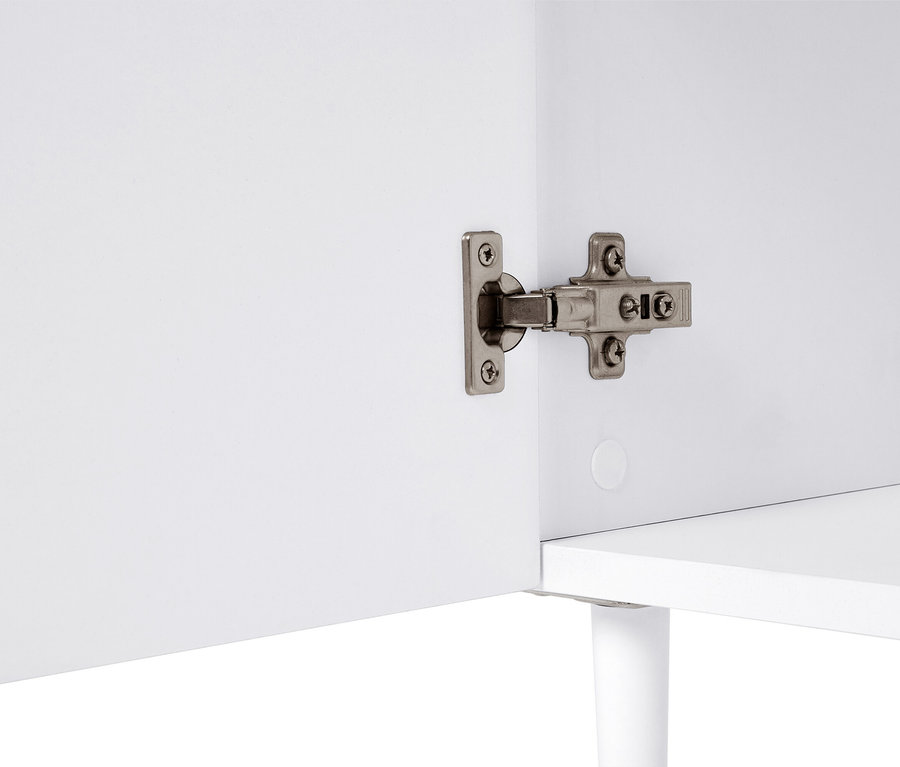 Egy szekrény közeli képe ezüst zsanérral.