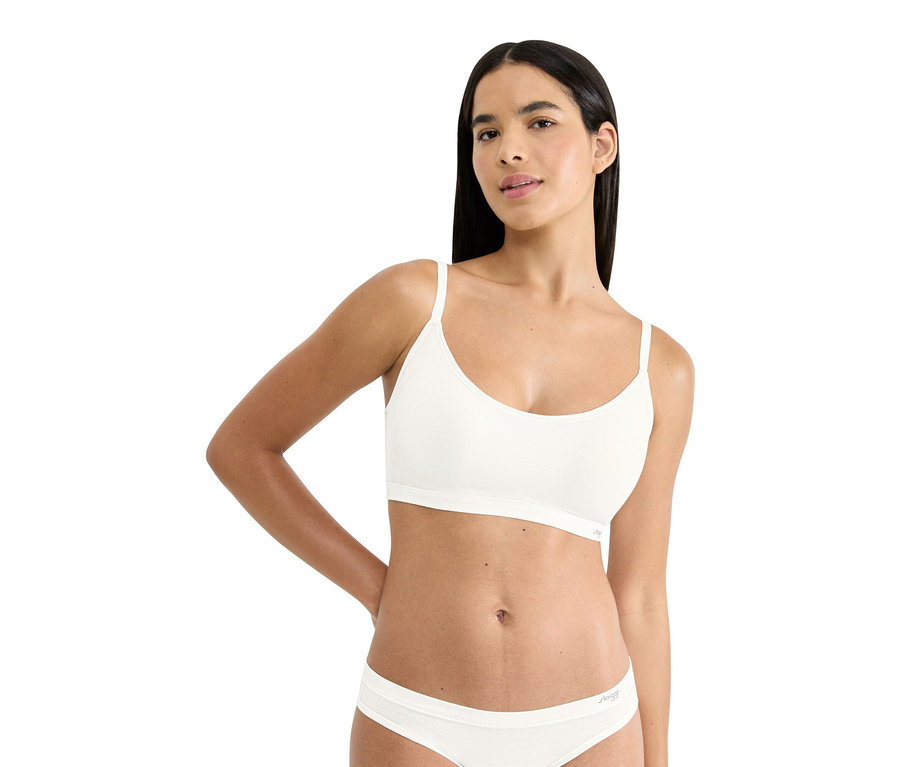 Nő visel egy fehérnemű szettet, amely egy pántos melltartóból és egy alsóból áll.