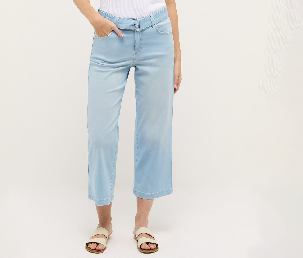 Egy személy Angels denim »Linn City« bokát szabadon hagyó farmernadrágot visel, fehérített kék színben.