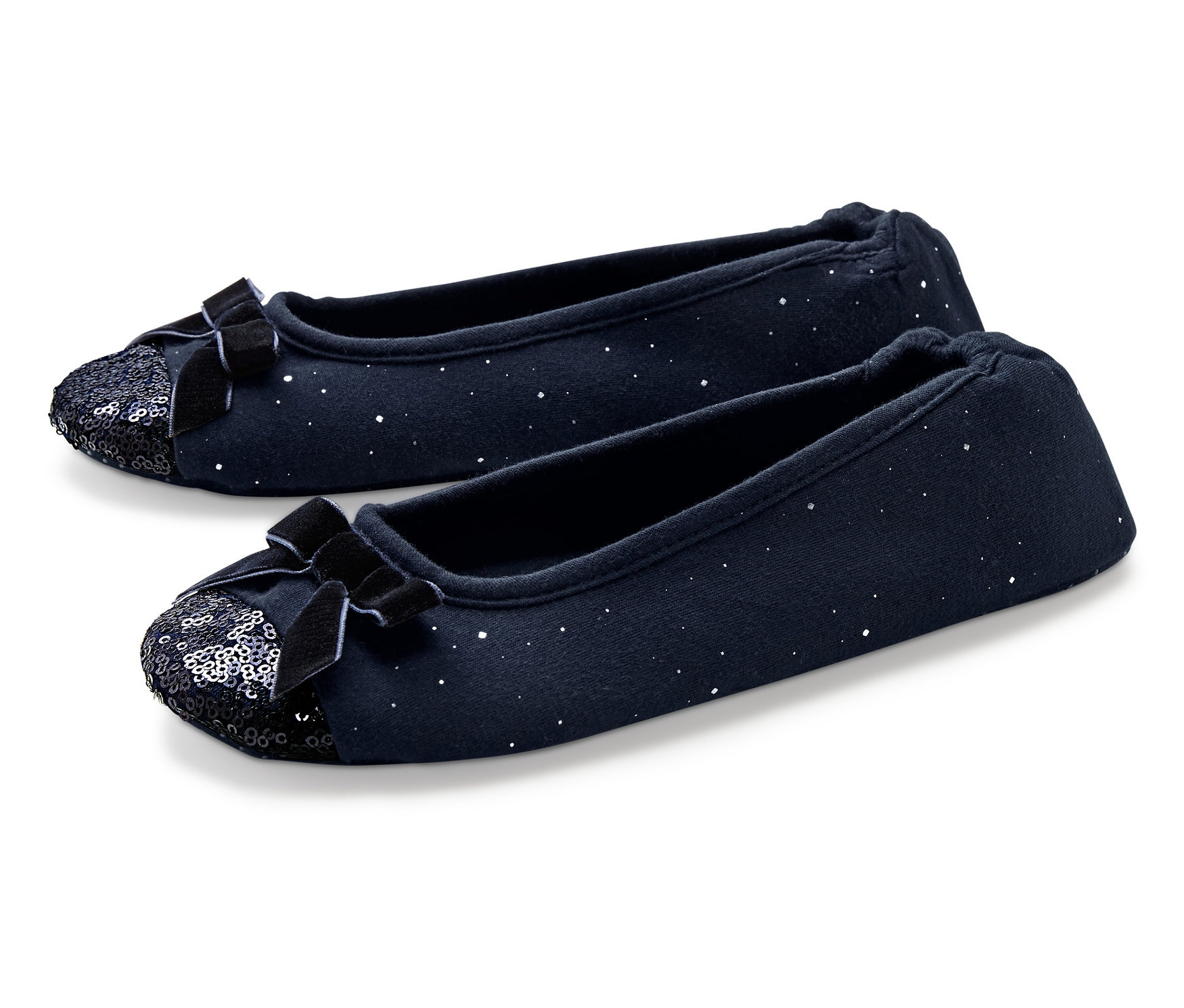 Két balerina házicipő fehér háttérrel.