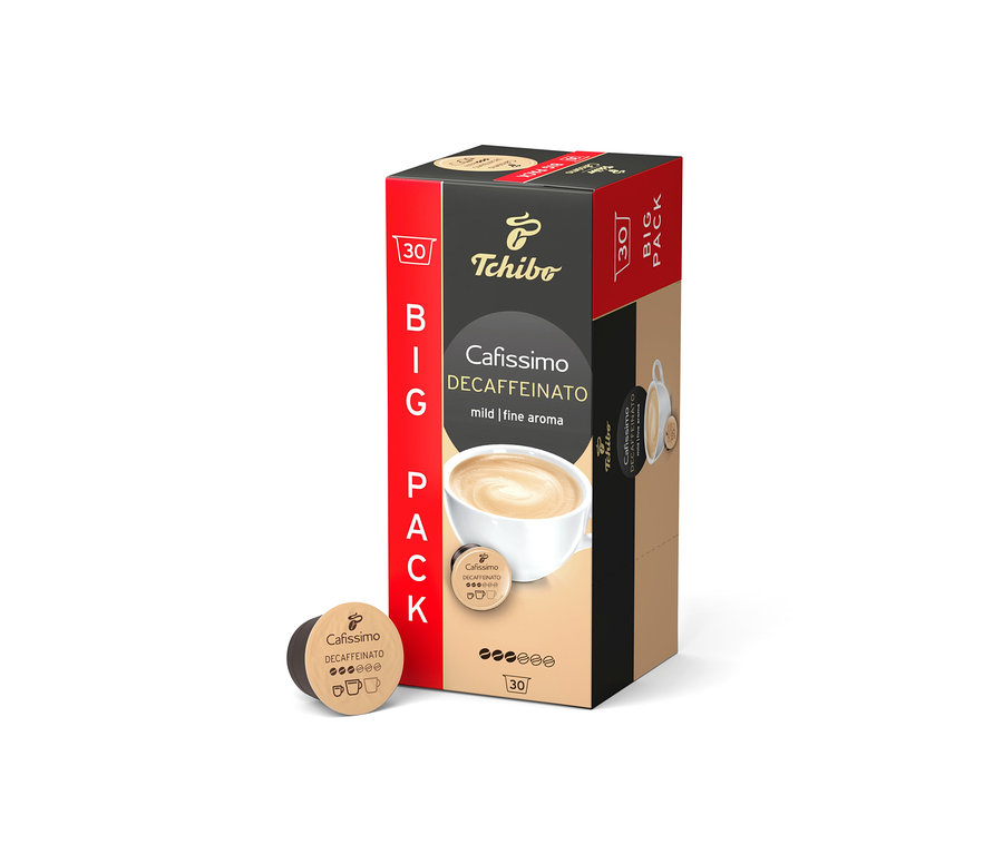 Egy doboz Tchibo Cafissimo Decaffeinato - 30 kapszula áll függőlegesen. Mellette egy kapszula fekszik.