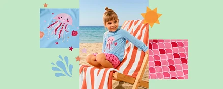 Egy fiatal lány kontyban lévő hajjal ül egy csíkos strandszéken egy homokos tengerparton. Világoskék, hosszú ujjú felsőt visel rózsaszín medúza mintával és rózsaszín, pikkelyes mintázatú rövidnadrágot. Két beillesztett kép mutatja a medúza mintát és a rózsaszín pikkelyes mintázatot közelről.